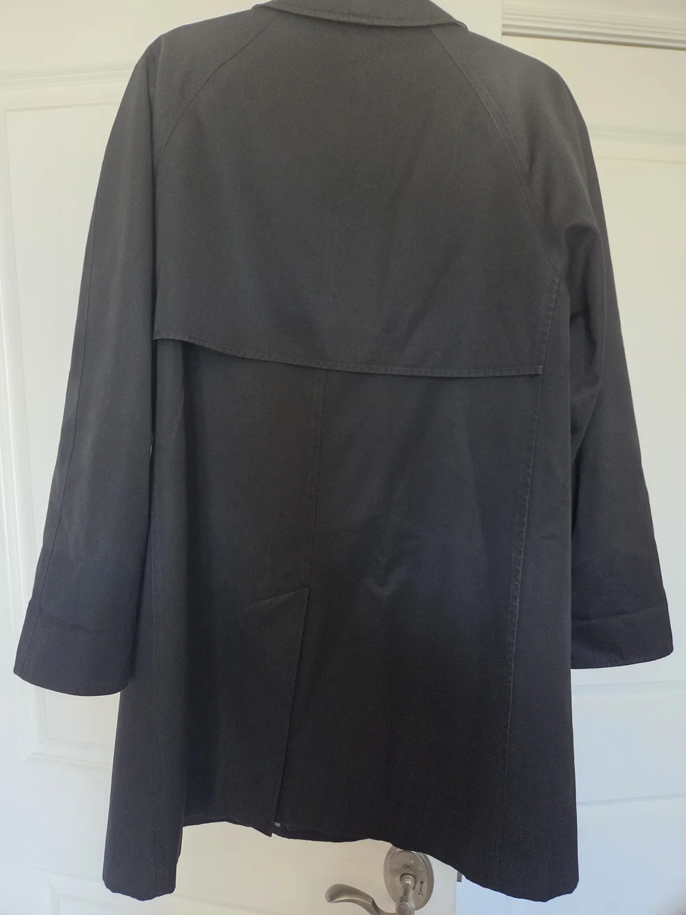 Classic Burberry Black Trench Coat - Picture 3 of 7